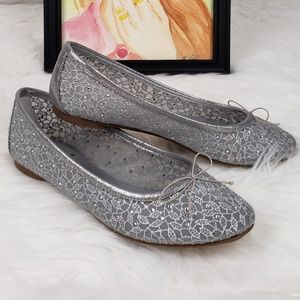 New adrinna papell mesh silver flat .size 7